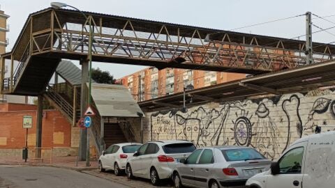 Pasarela peatonal que une las calles Infantado y Valdeolmos de Alcal&aacute; de Henares