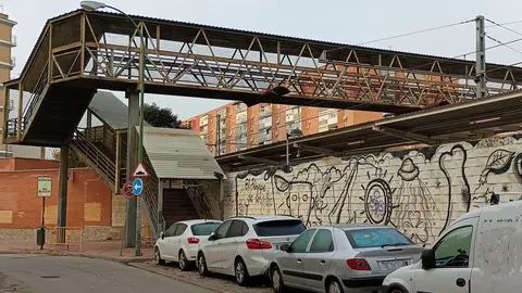 Las obras de reparación de la pasarela peatonal que conecta las calles Infantado y Valdeolmos obligan a restringir temporalmente el acceso de lunes a viernes Pasarela peatonal que une las calles Infantado y Valdeolmos de Alcalá de Henares