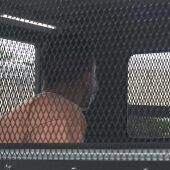 El chef español Daniel Sancho Bronchalo, acusado de asesinato, se sienta dentro de un vehículo de transporte de prisioneros