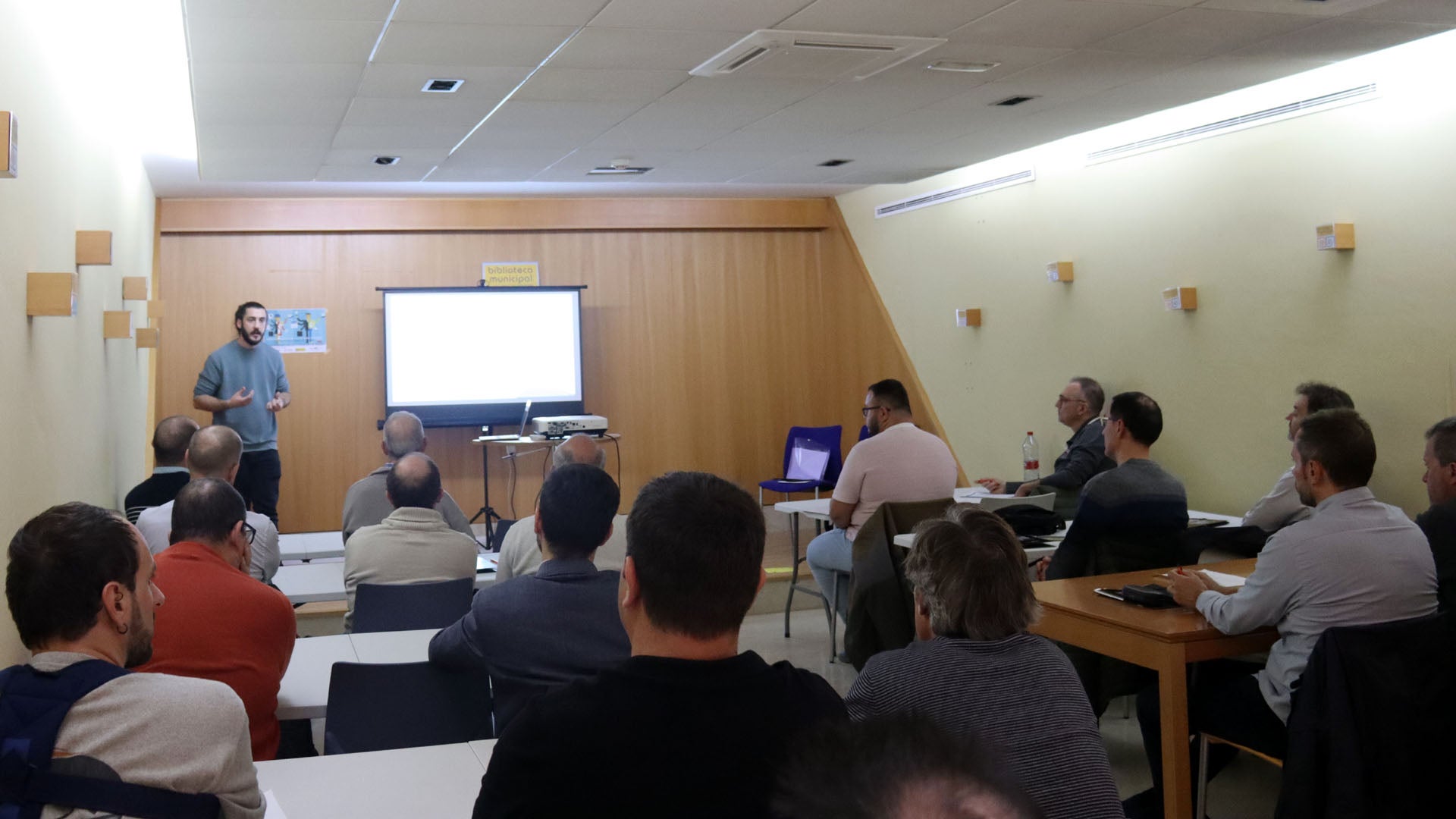 Medio centenar de funcionarios se educan en igualdad en Benidorm Medio centenar de funcionarios se educan en igualdad en Benidorm