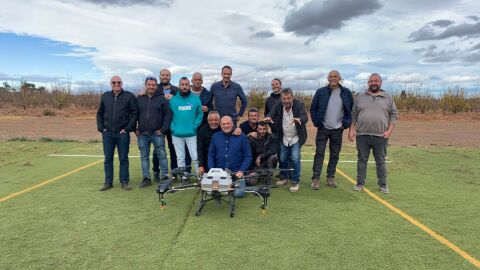 Agricultores formados como pilotos de drones para aplicar fitosanitarios en arrozales