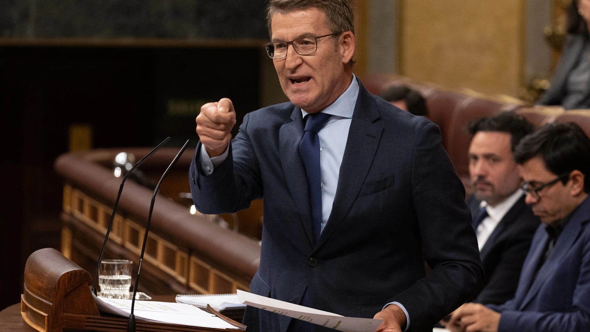 El presidente del PP, Alberto N&uacute;&ntilde;ez Feij&oacute;o, interviene durante una sesi&oacute;n plenaria.