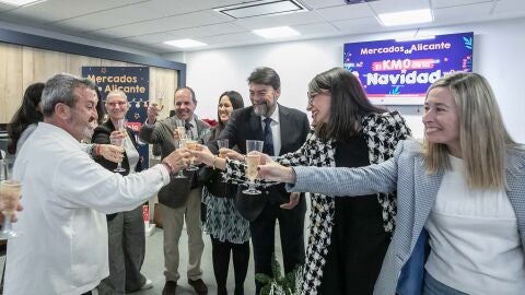 Brindis navideño del alcalde con los mercados municipales Brindis navideño del alcalde con los mercados municipales