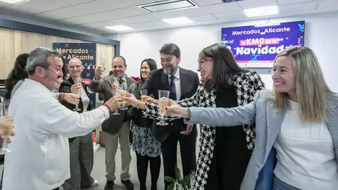 Brindis navideño del alcalde con los mercados municipales Brindis navideño del alcalde con los mercados municipales