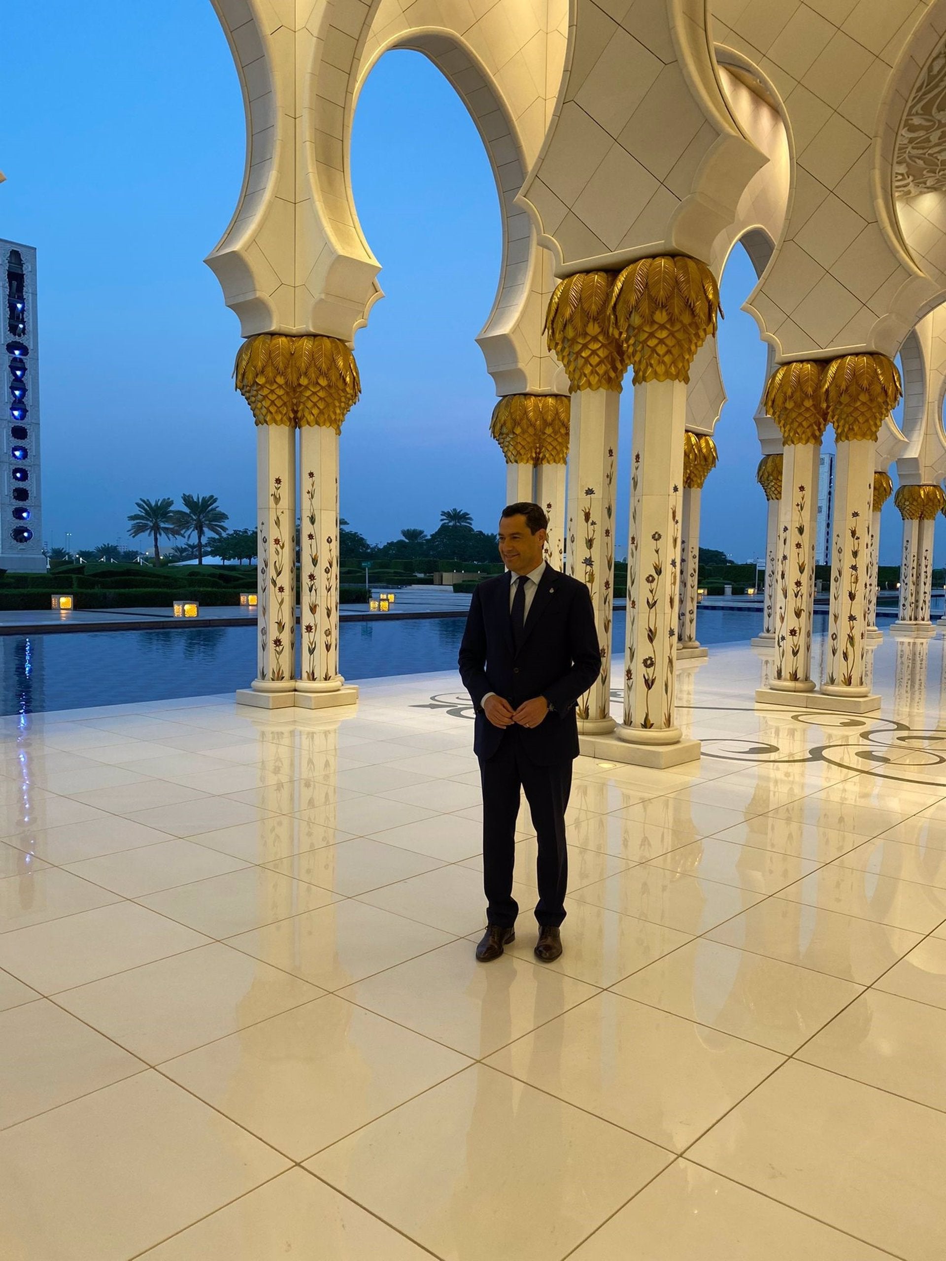 Moreno valora que la marca Andalucía "gana adeptos" en una exposición sobre la región en la Gran Mezquita de Abu Dabi Moreno valora que la marca Andalucía "gana adeptos" en una exposición sobre la región en la Gran Mezquita de Abu Dabi