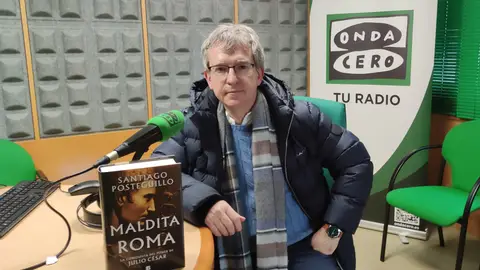 Santiago Posteguillo presentando "Maldita Roma" Entre libros y micros en Onda Cero Pontevedra