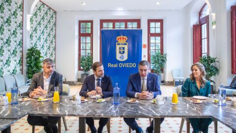 12-12 C&eacute;sar Mart&iacute;n, Agust&iacute;n Lleida, Mart&iacute;n Pel&aacute;ez y estela caicoya, dirigentes del Real Oviedo