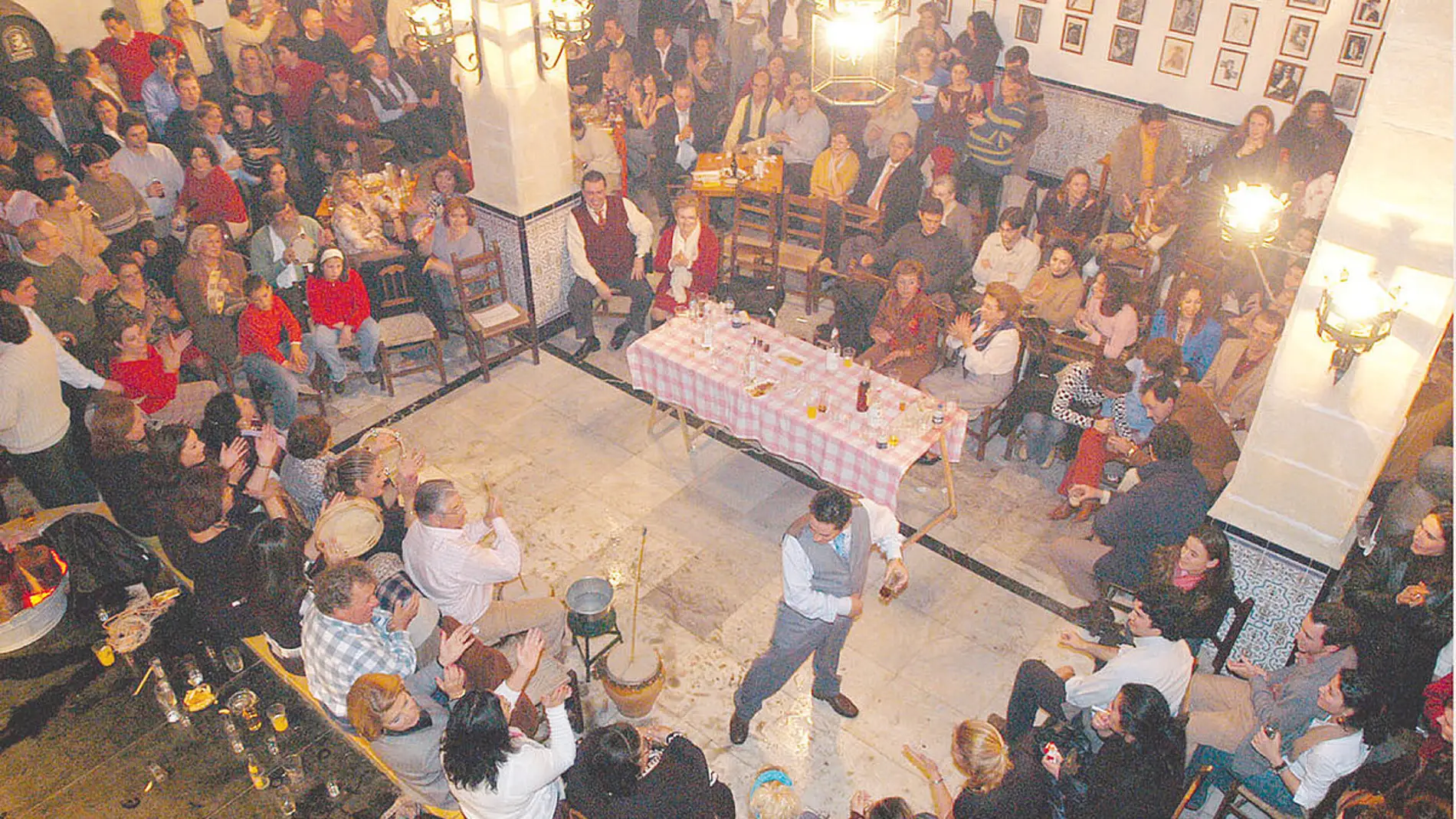Celebración de una zambomba en una peña flamenca de Jerez