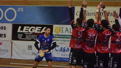 Un momento del partido del Base Oviedo