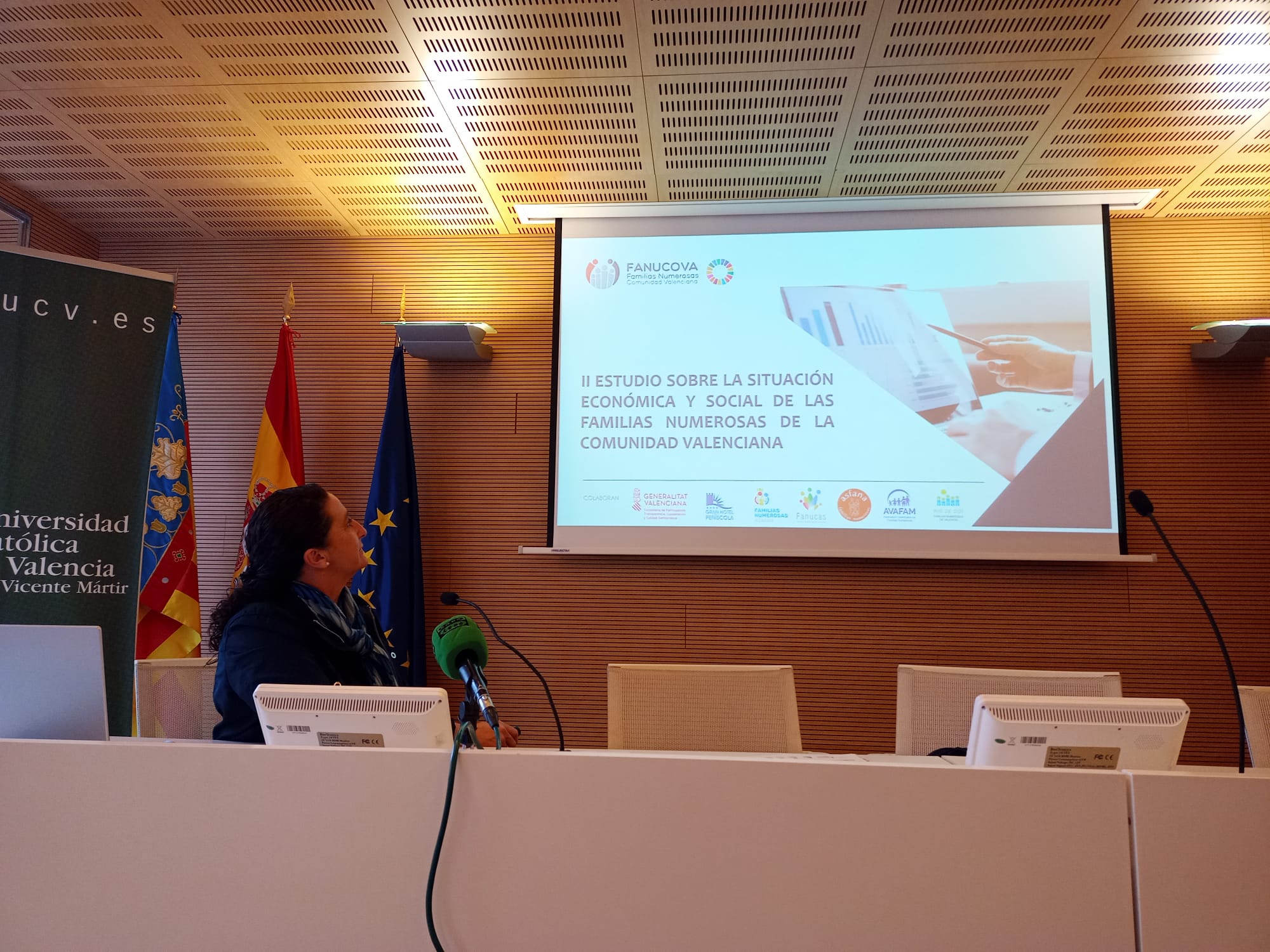 El 35% de las familias numerosas en la Comunitat Valenciana vive con una renta per cápita de 400 euros mensuales El 35% de las familias numerosas en la Comunitat Valenciana vive con una renta per cápita de 400 euros mensuales