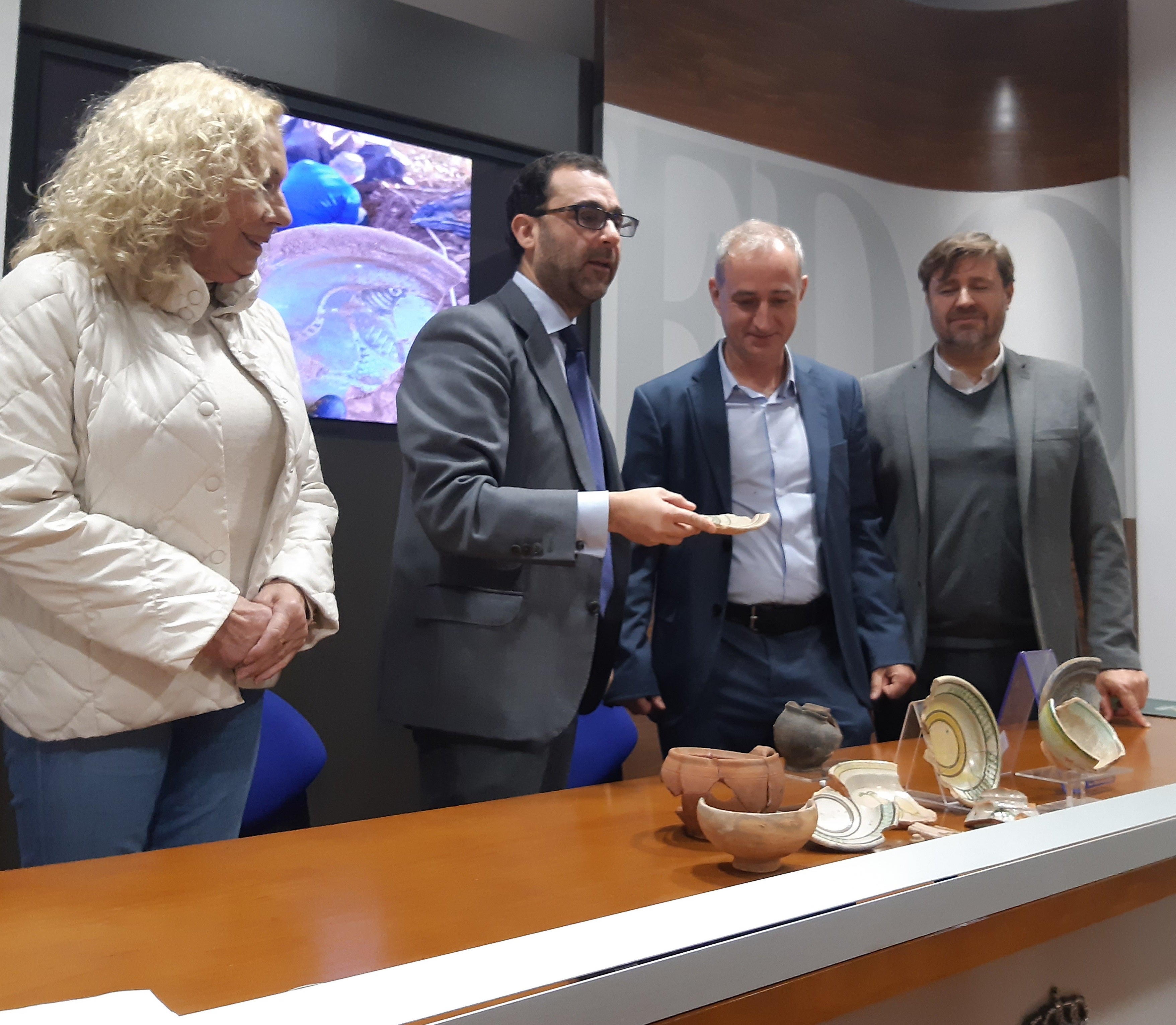 Extraen cerámica vidriada de finales de la Edad Media en Faro Extraen cerámica vidriada de finales de la Edad Media en Faro