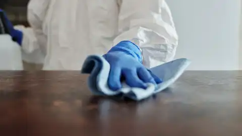 Un hombre limpiando una mesa Un hombre limpiando una mesa