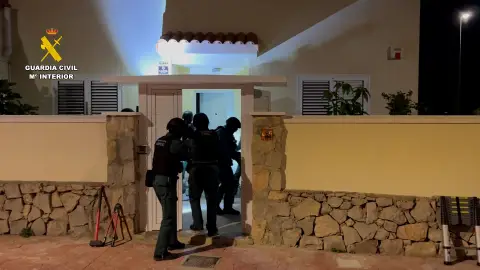 Agentes de la Guardia Civil entrando a una de las viviendas registradas sucesos