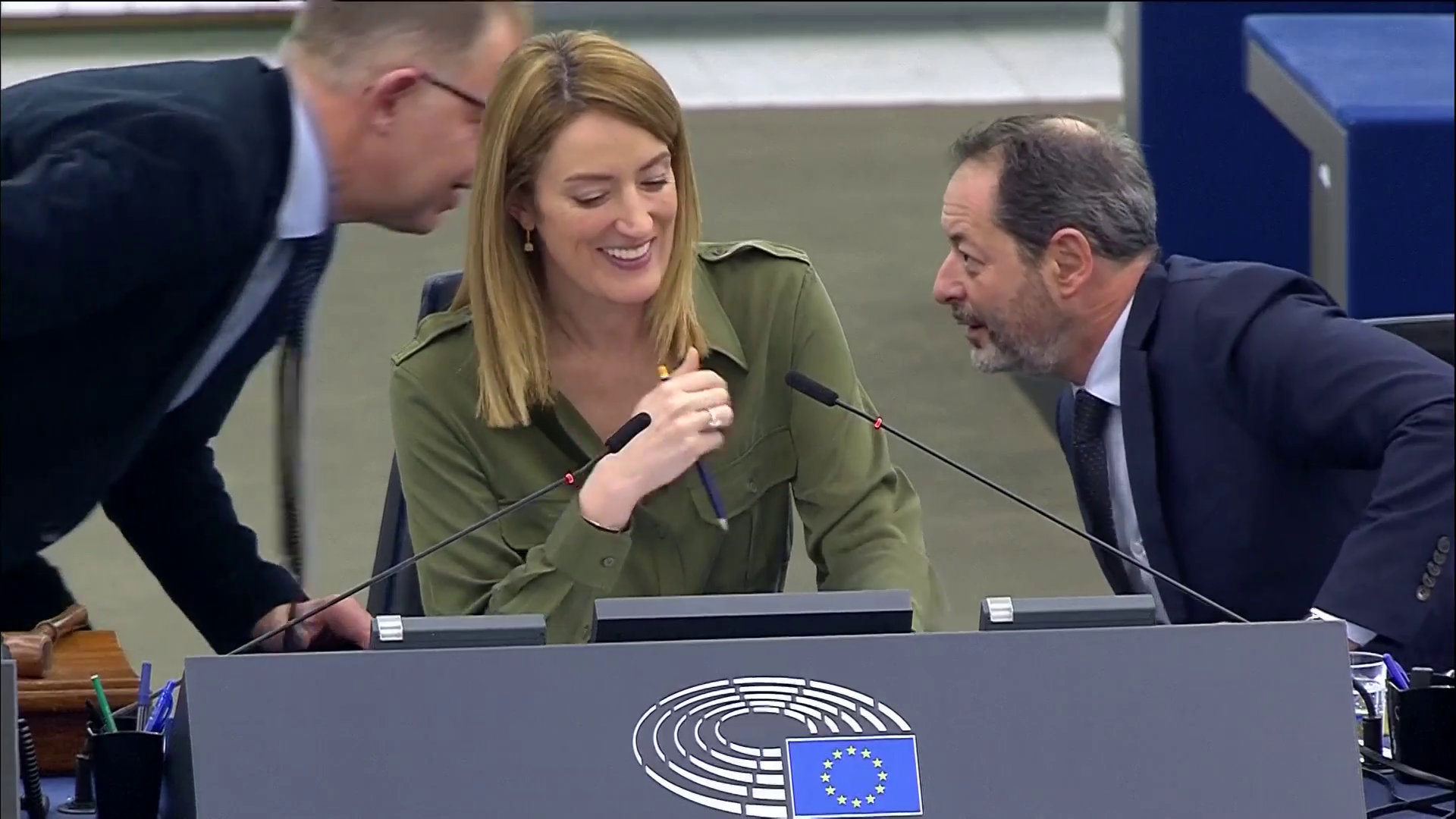 Los ladridos de un perro tras la intervención de Sánchez provocan la risa de la Eurocámara Los ladridos de un perro tras la intervención de Sánchez provocan la risa de la Eurocámara