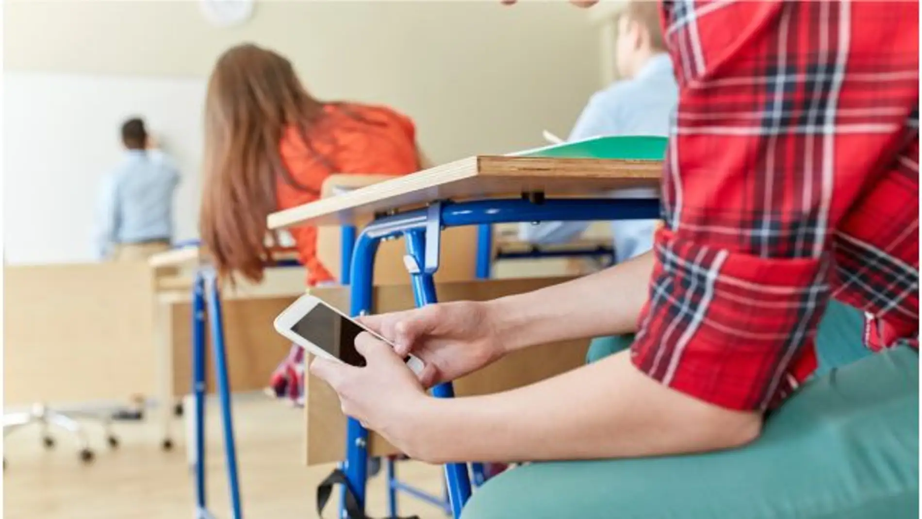 Aragón podría regular el uso del móvil en las aulas