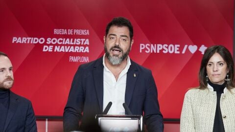 El secretario de Organizaci&oacute;n del PSN, Ram&oacute;n Alz&oacute;rriz, ofrece una rueda de prensa tras la presentaci&oacute;n de la moci&oacute;n de censura a la alcaldesa de Pamplona