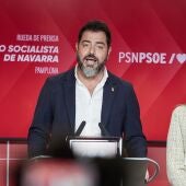 El secretario de Organización del PSN, Ramón Alzórriz, ofrece una rueda de prensa tras la presentación de la moción de censura a la alcaldesa de Pamplona