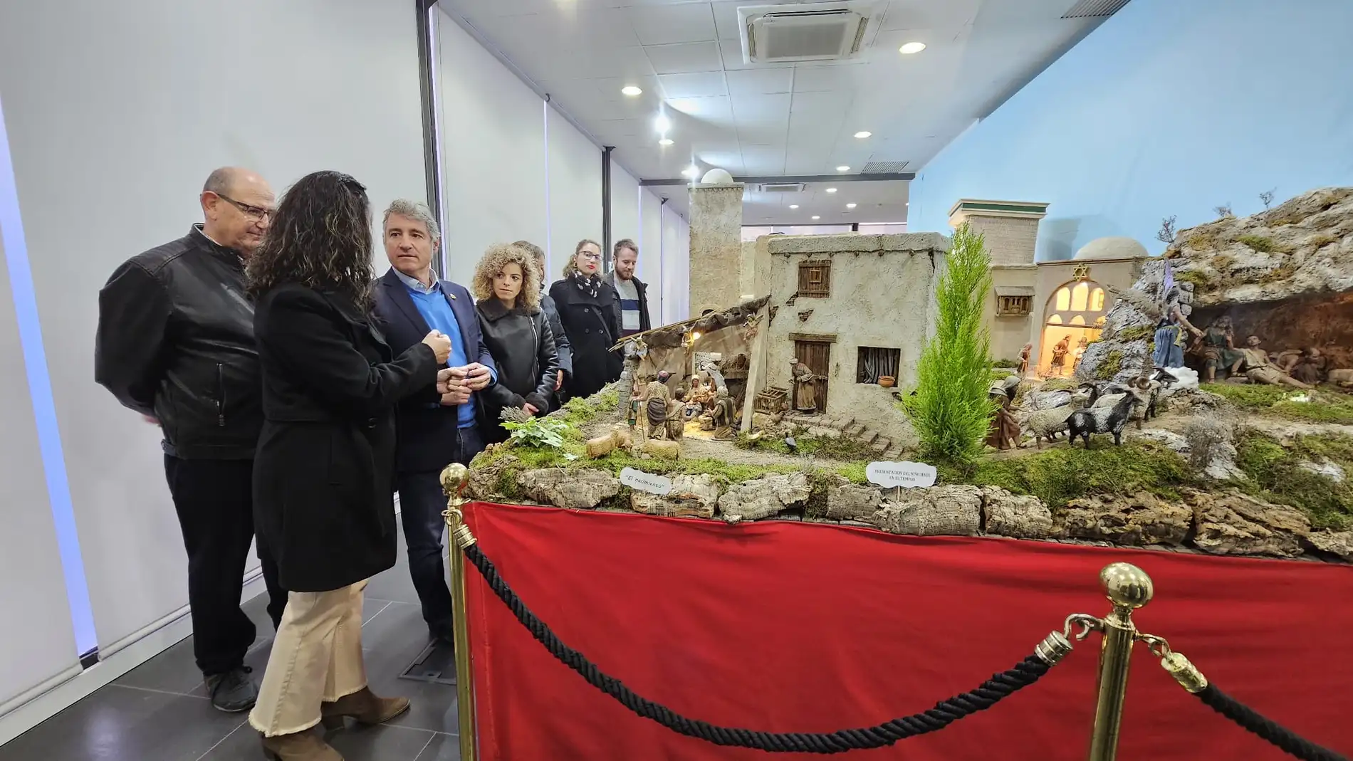 El belén municipal de Orihuela abre sus puertas en la antigua oficina de Turismo 