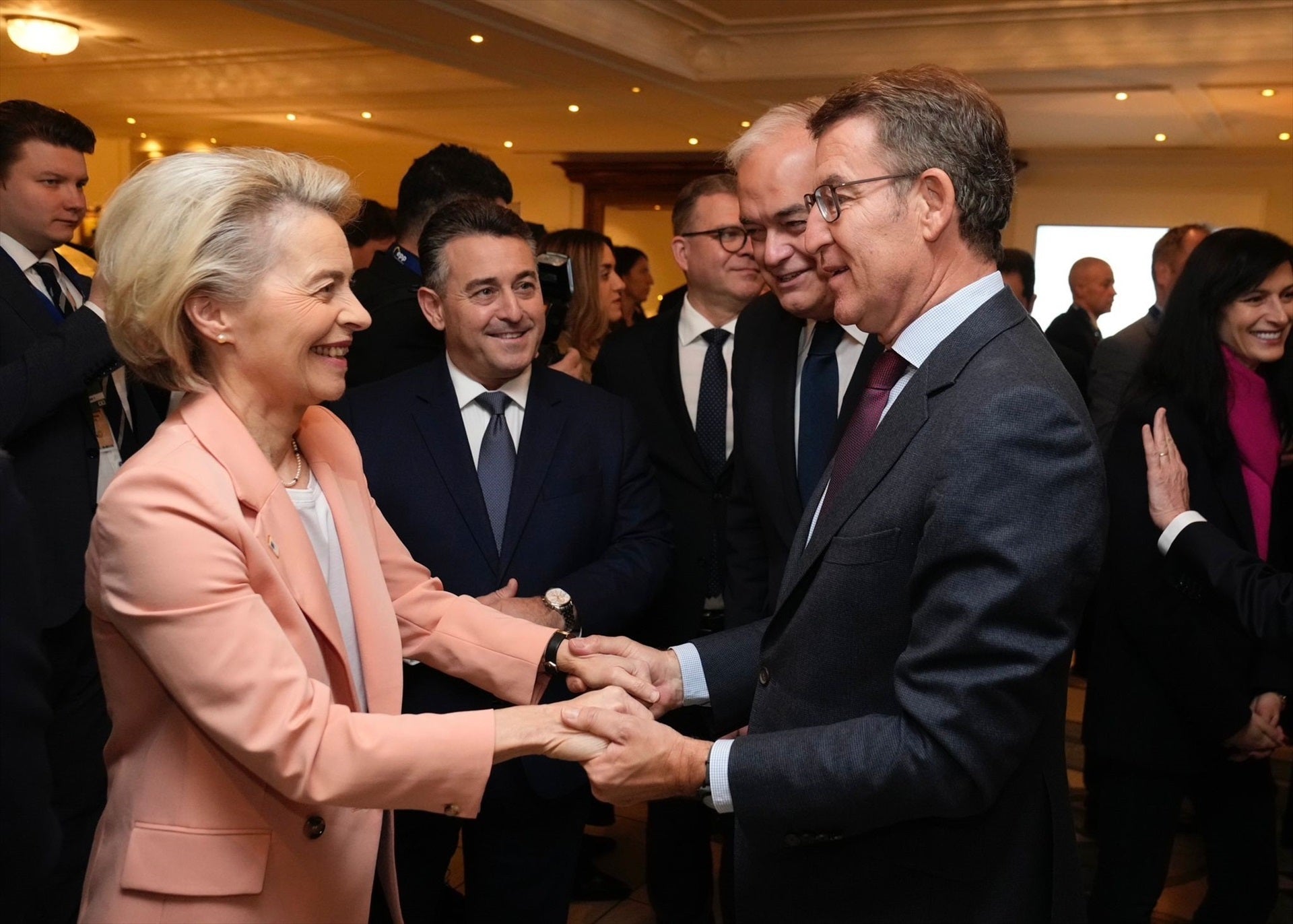 Von der Leyen entra en campaña en España y se reúne con Feijóo tras la aprobación de la amnistía Von der Leyen entra en campaña en España y se reúne con Feijóo tras la aprobación de la amnistía