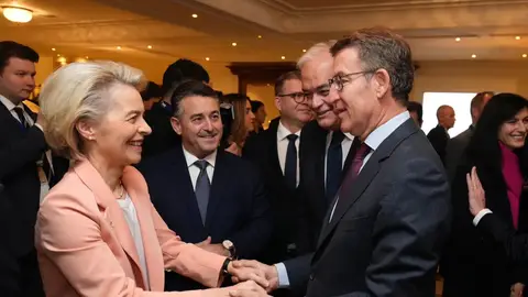 El líder del PP, Alberto Núñez Feijóo, saluda a la presidenta de la Comisión Europea, Ursula von der Leyen, en Bruselas. El líder del PP, Alberto Núñez Feijóo, saluda a la presidenta de la Comisión Europea, Ursula von der Leyen, en Bruselas.Tarek/ EP