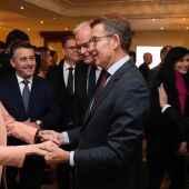 El líder del PP, Alberto Núñez Feijóo, saluda a la presidenta de la Comisión Europea, Ursula von der Leyen, en Bruselas.
