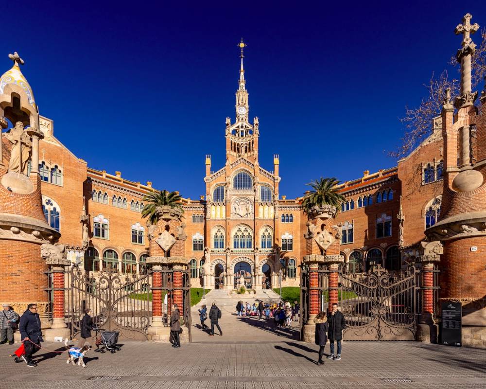 L'Hospital de Sant Pau converteix el seu vestíbul en un refugi climàtic L'Hospital de Sant Pau converteix el seu vestíbul en un refugi climàtic
