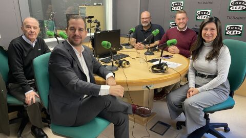 De izq. a dcha.: Jos&eacute; Ruiz, Jose Navarro, Felip S&aacute;nchez y Mariano Valera con Mayte Vilaseca