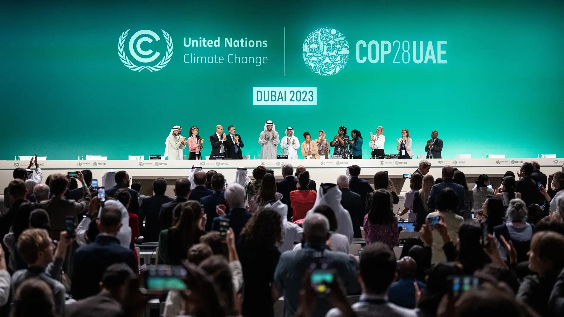 El presidente de la COP28 Sultán Al Jaber y otros participantes en el escenario durante la sesión de clausura