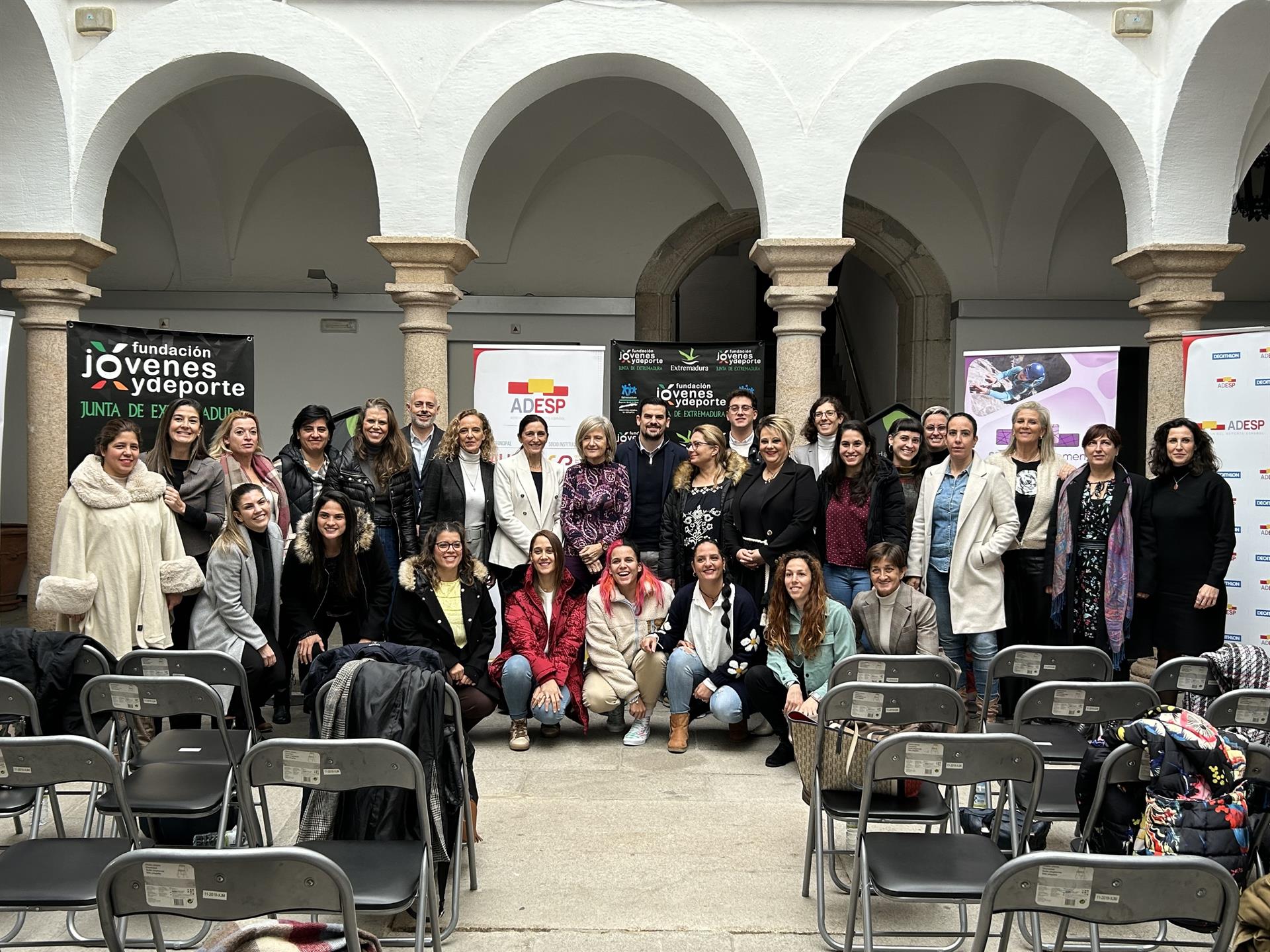 76 mujeres extremeñas se forman en gestión y dirección deportiva gracias al programa regional 'Red de Líderes' 76 mujeres extremeñas se forman en gestión y dirección deportiva gracias al programa regional 'Red de Líderes'