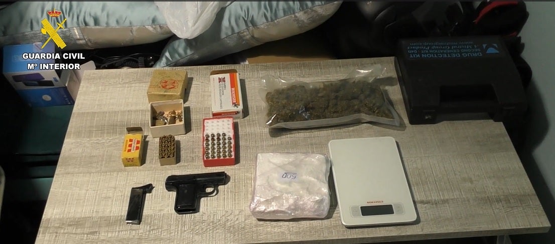 La Guardia Civil detiene a 5 personas e incauta más de 4 kilos de cocaína La Guardia Civil detiene a 5 personas e incauta más de 4 kilos de cocaína