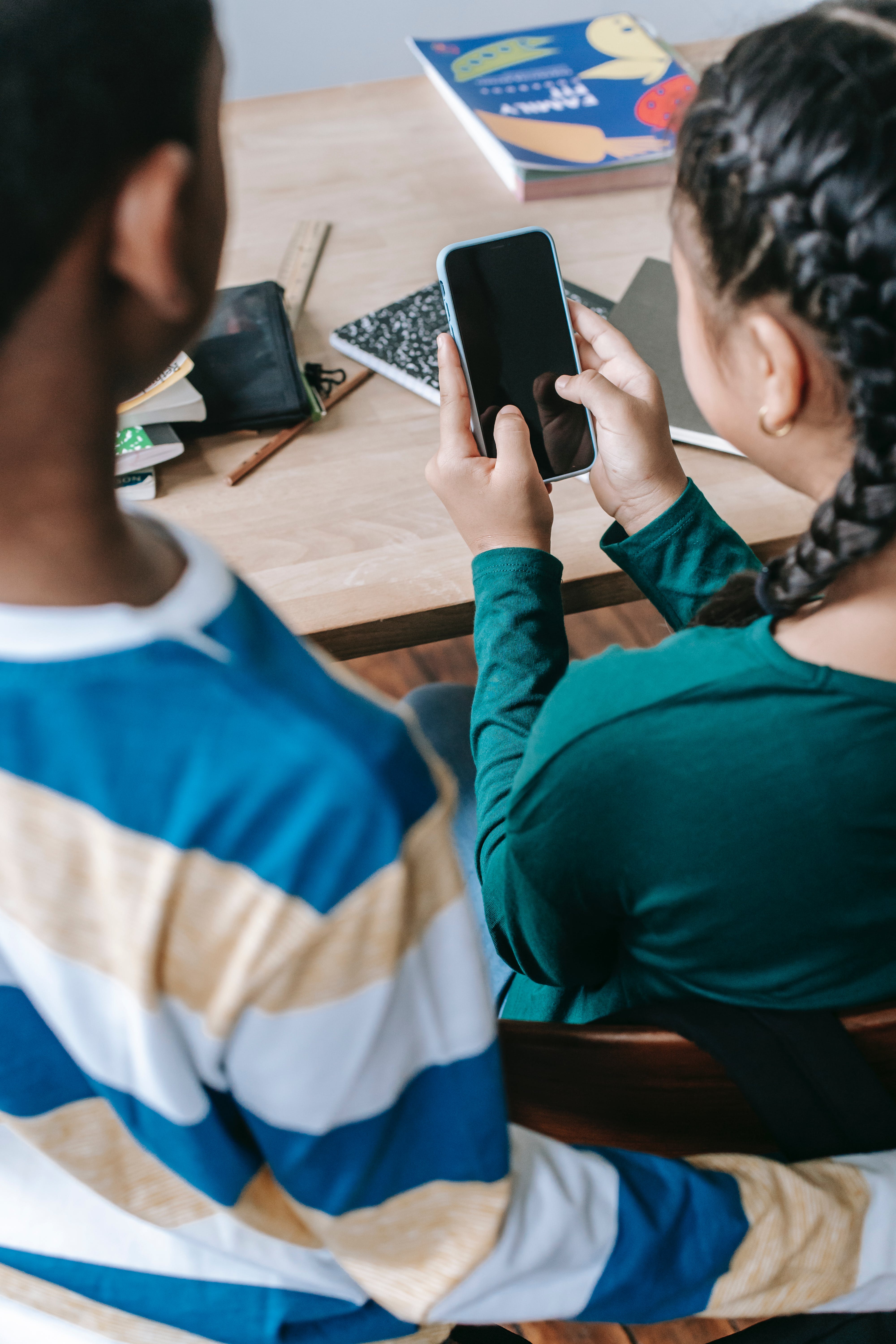 Móviles fuera de las aulas: Baleares extiende la restricción a toda la jornada escolar Móviles fuera de las aulas: Baleares extiende la restricción a toda la jornada escolar