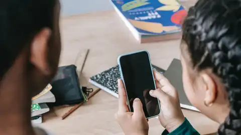 Varias comunidades autónomas ya han regulado el acceso a sus colegios con móviles Varias comunidades autónomas ya han regulado el acceso a sus colegios con móviles