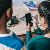 Varias comunidades autónomas ya han regulado el acceso a sus colegios con móviles Varias comunidades autónomas ya han regulado el acceso a sus colegios con móviles