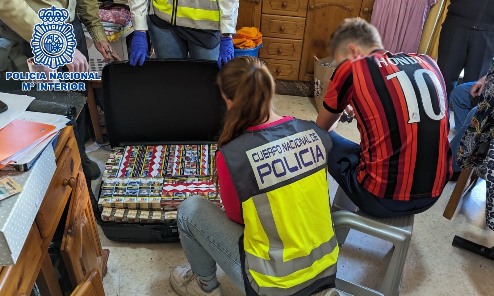 La Policía Nacional de Alicante esclarece ocho robos con fuerza en Denia y libera a la casera de los detenidos La Policía Nacional de Alicante esclarece ocho robos con fuerza en Denia y libera a la casera de los detenidos