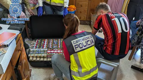 Uno de los detenidos con la mercancía robada Uno de los detenidos con la mercancía robada