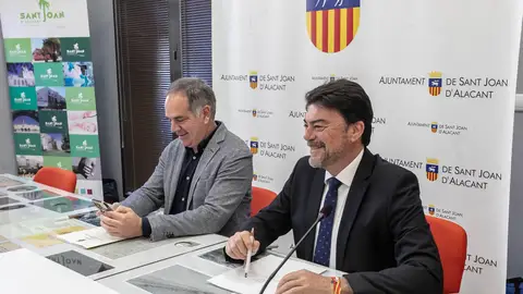 El alcalde de Sant Joan, Santiago Román, y el de Alicante, Luis Barcala Reunión para vertebrar ambos municipios