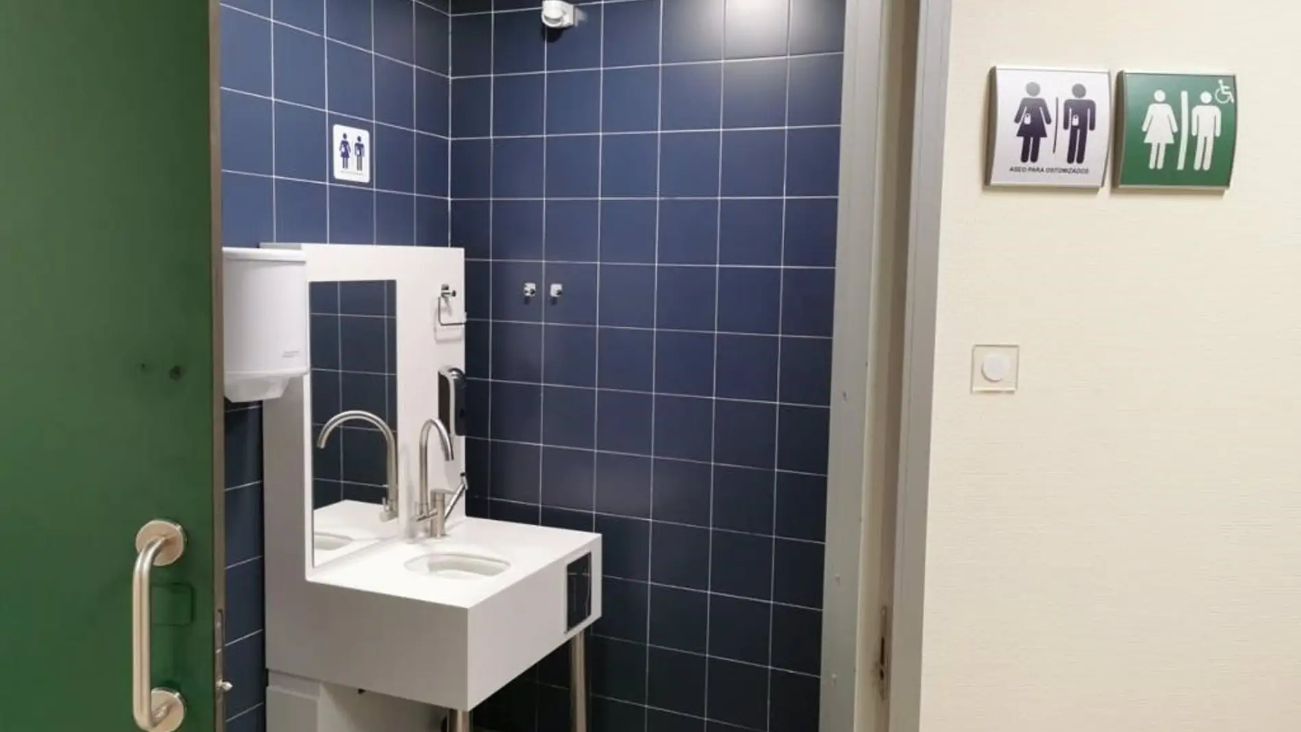 El SES habilita el primer baño adaptado a pacientes ostomizados en el Hospital Universitario de Cáceres