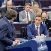 Carles Puigdemont mira a Pedro Sánchez durante su comparecencia en el Parlamento Europeo 