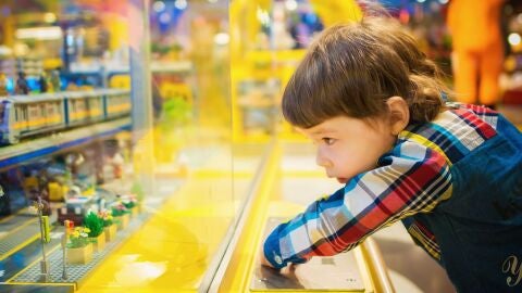 Niño mirando juguetes