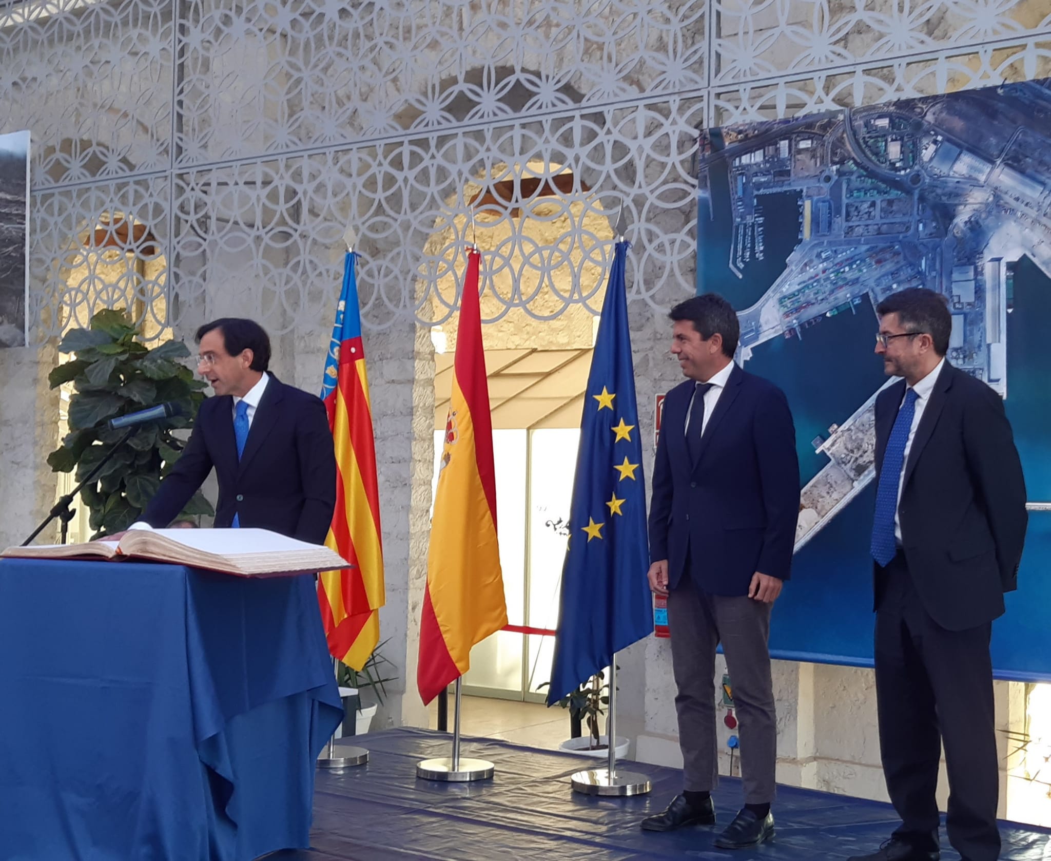 Mazón: "El Puerto de Alicante tiene las mismas ambiciones que el de Valencia" Mazón: "El Puerto de Alicante tiene las mismas ambiciones que el de Valencia"