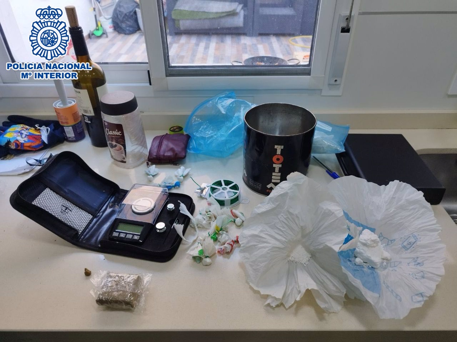 Detenida una pareja en Petrer por vender cocaína, hachís y marihuana que repartían en parques y locales de hostelería Detenida una pareja en Petrer por vender cocaína, hachís y marihuana que repartían en parques y locales de hostelería