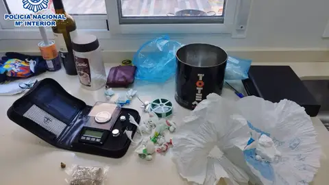 Parte de la droga y efectos intervenidos a los detenidos en Petrer. Parte de la droga y efectos intervenidos a los detenidos en Petrer.