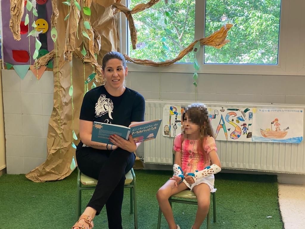 La escritora Sofía Robles se une con 'El chupete de Manuela' a un proyecto del CEU que lleva magia a los niños hospitalizados La escritora Sofía Robles se une con 'El chupete de Manuela' a un proyecto del CEU que lleva magia a los niños hospitalizados