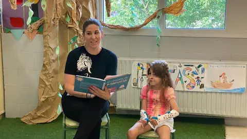 Sofía Robles leyendo 'El chupete de Manuela' a niños y niñas hospitalizados Sofía Robles leyendo 'El chupete de Manuela' a niños y niñas hospitalizados