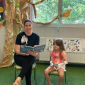 Sofía Robles leyendo 'El chupete de Manuela' a niños y niñas hospitalizados