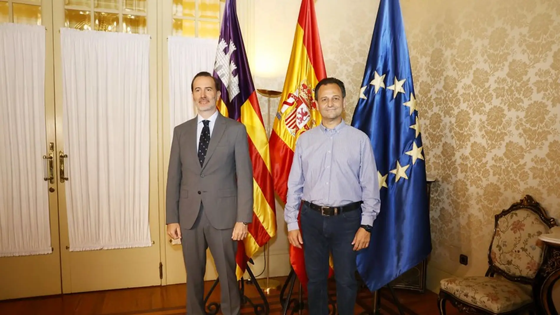 El presidente del Parlament, Gabriel Le-Senne, junto al diputado de Sa Unió de Formentera, Llorenç Córdoba