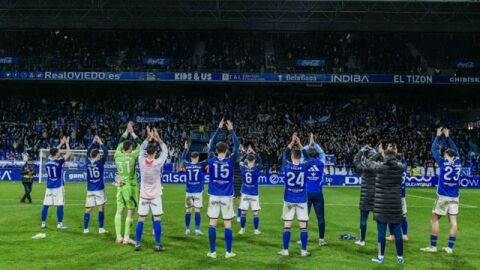 15-12 La plantilla del Oviedo celebra una victoria