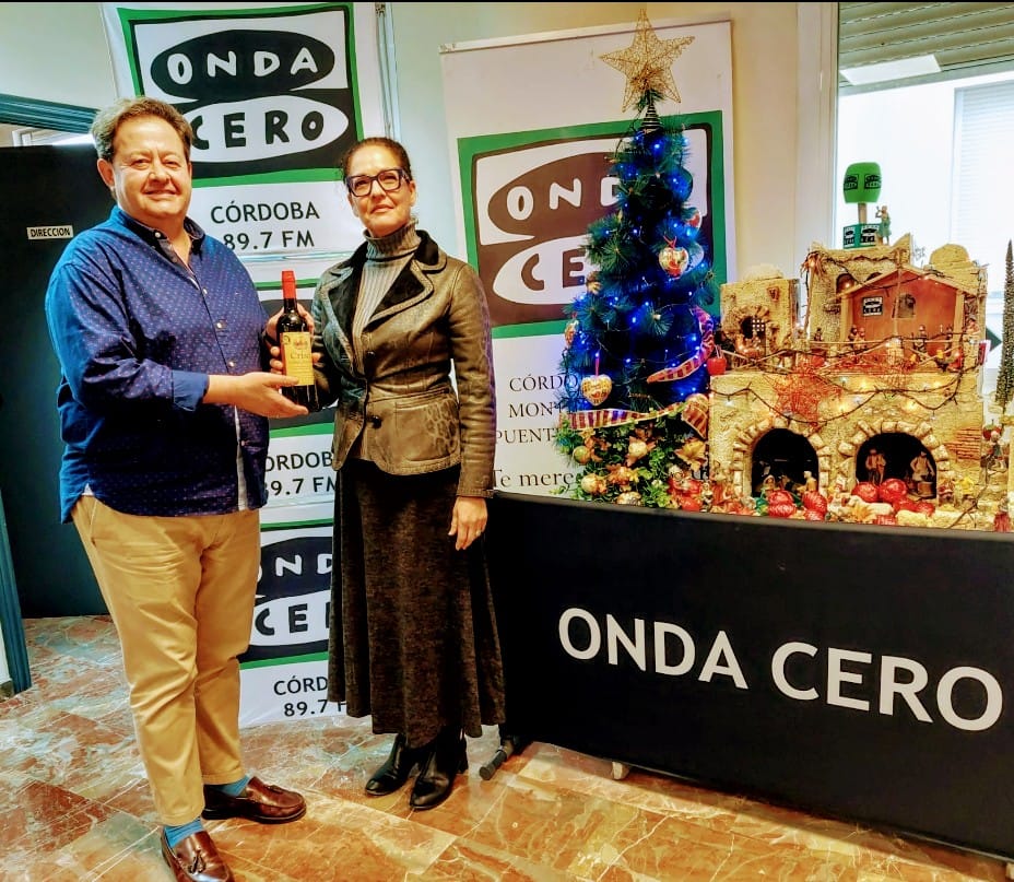 Manolo Serrano se toma un vermú con la actriz cordobesa Pilar Gómez de Cisneros Manolo Serrano se toma un vermú con la actriz cordobesa Pilar Gómez de Cisneros