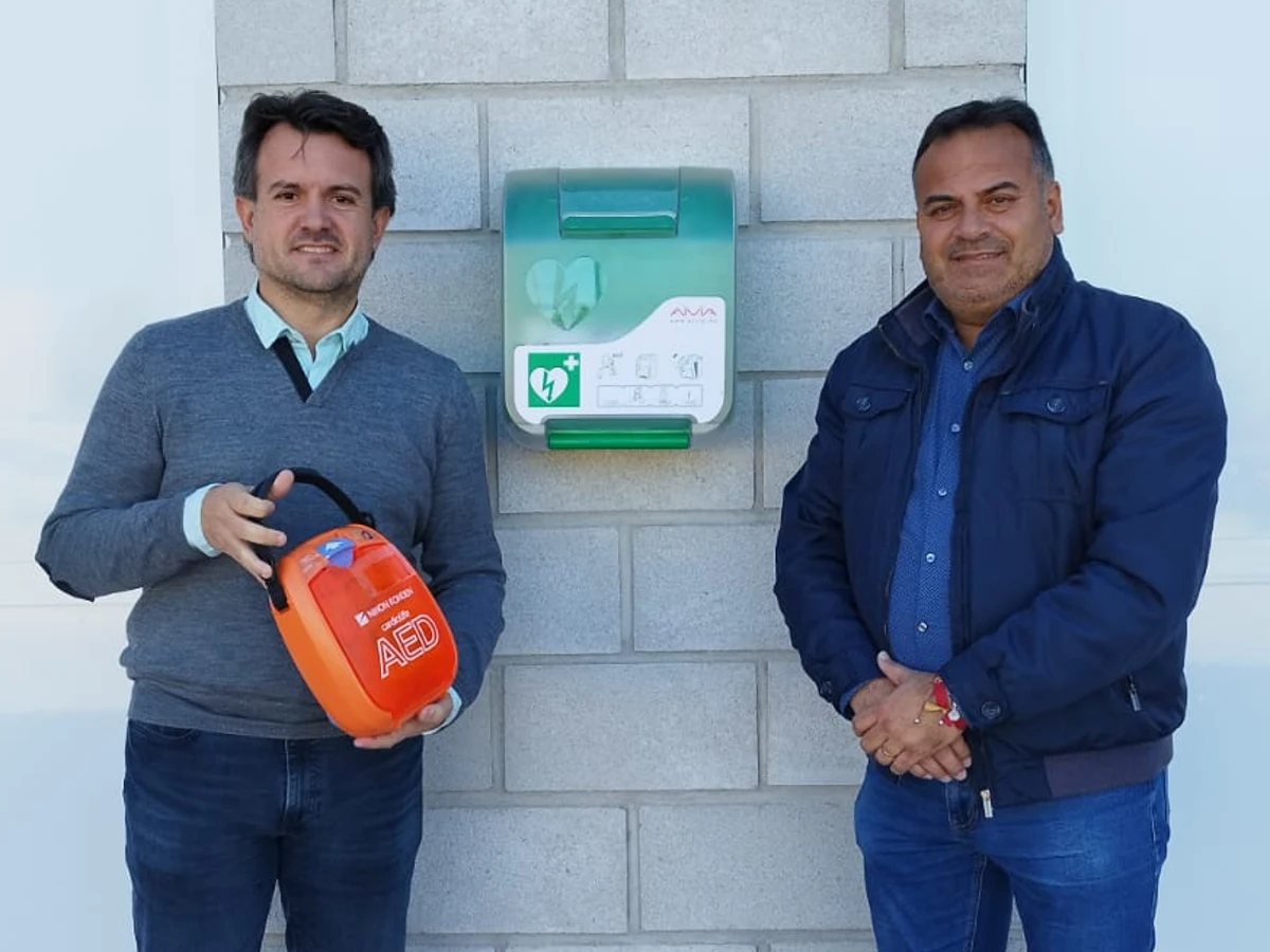 El Ayuntamiento de Benejúzar instala un desfibrilador automático en las  instalaciones deportivas municipales