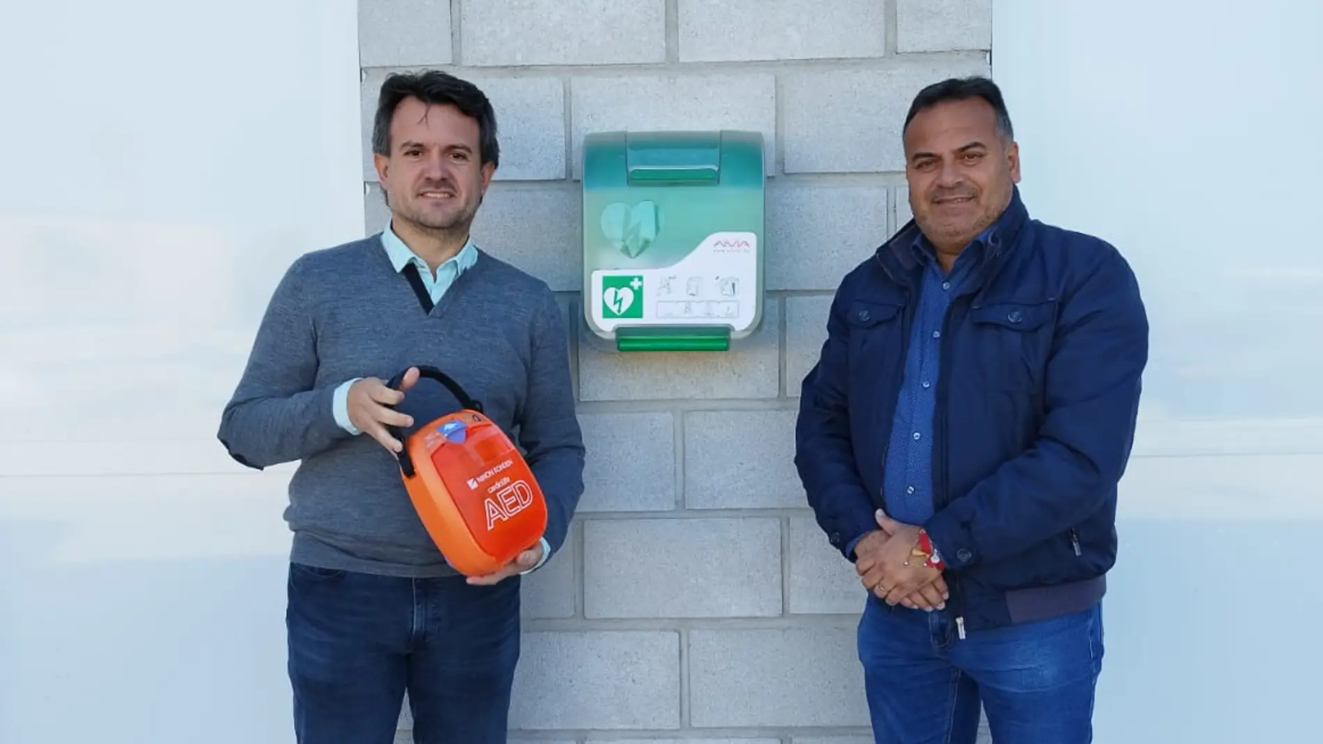 El Ayuntamiento de Benejúzar instala un desfibrilador automático en las instalaciones deportivas municipales 